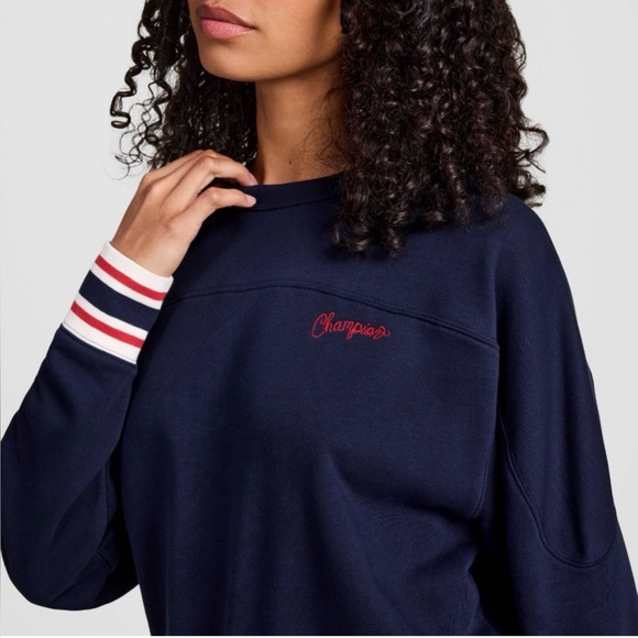 Champion Women’s French Terry Sweatshirt. Size XL - Picture 2 of 3